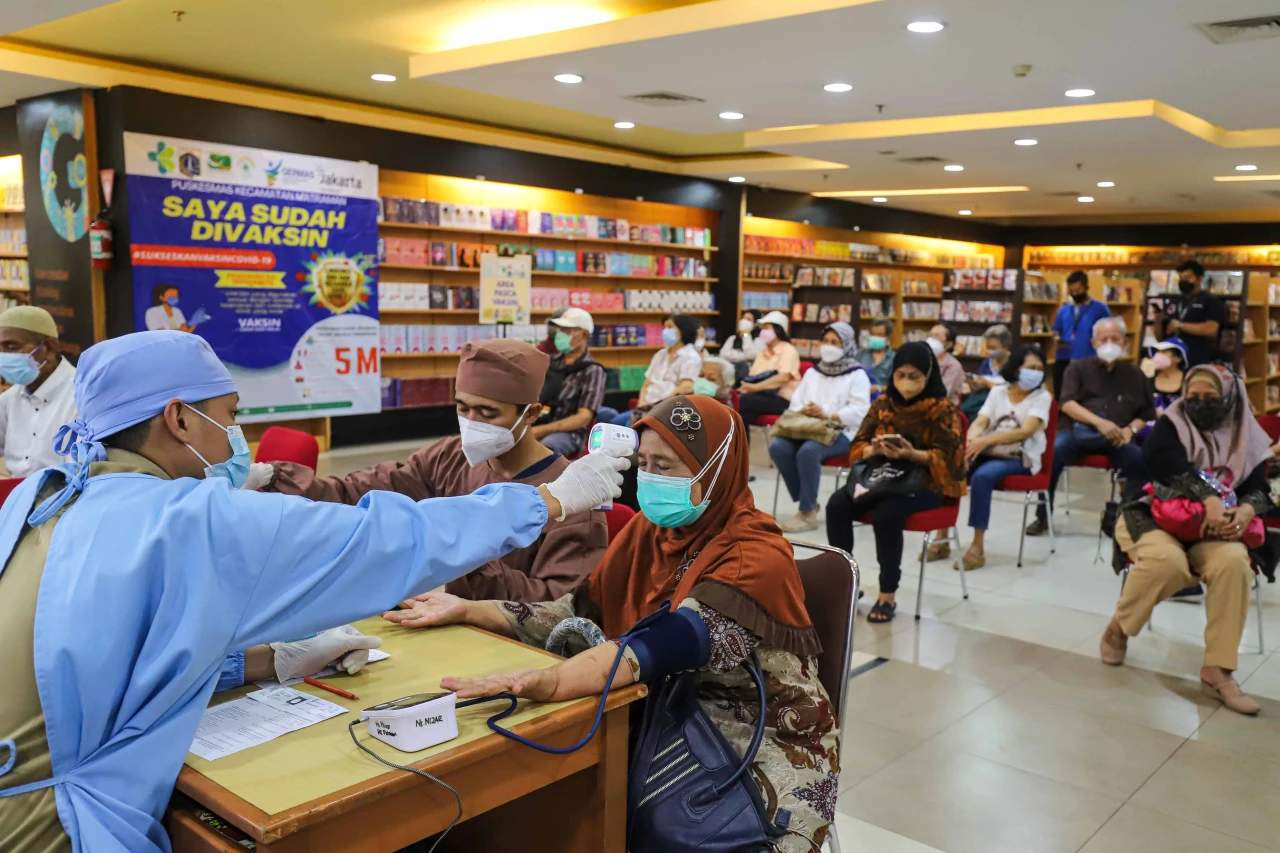 Vaksinasi Booster untuk...