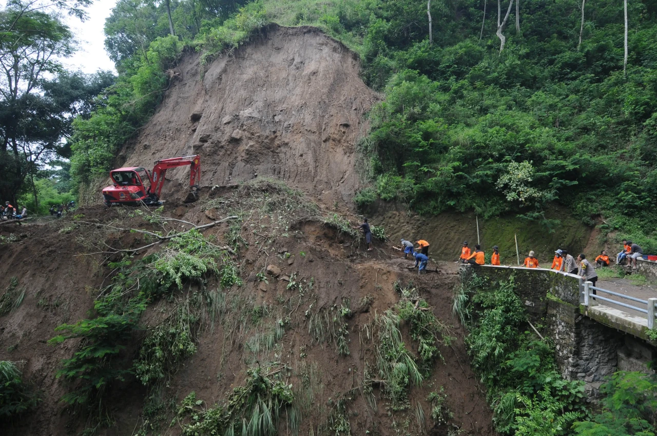 Tanah Longsor di Desa...