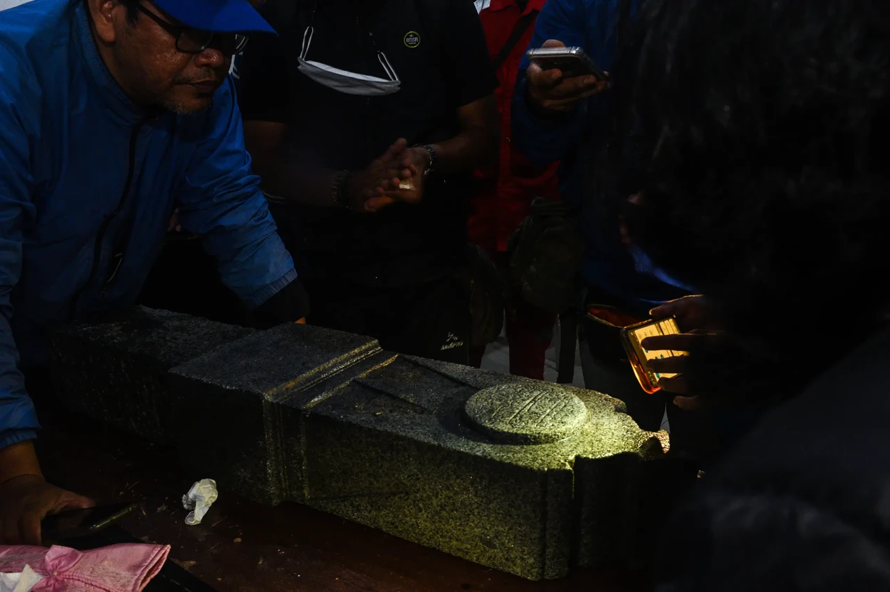 Palembang Geger, 4 Nisan...