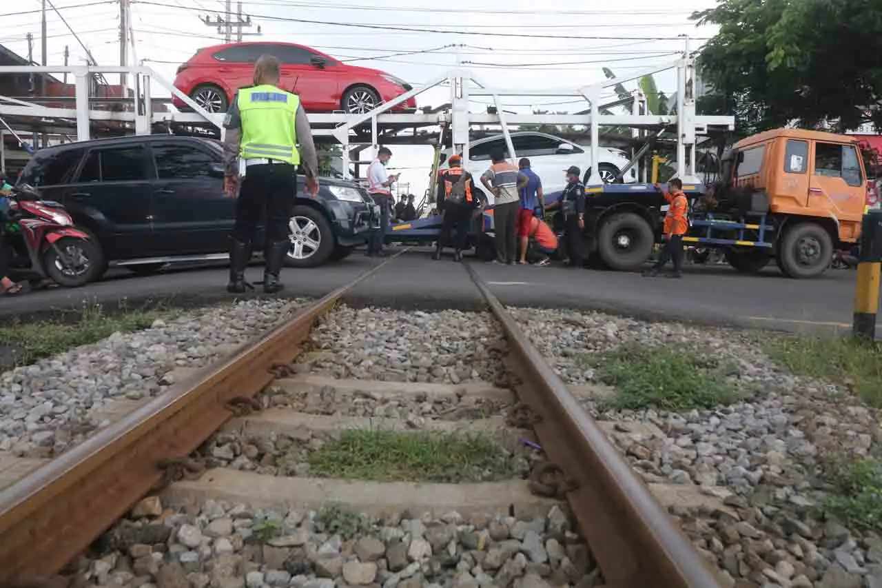 Truk Bermuatan Mobil...