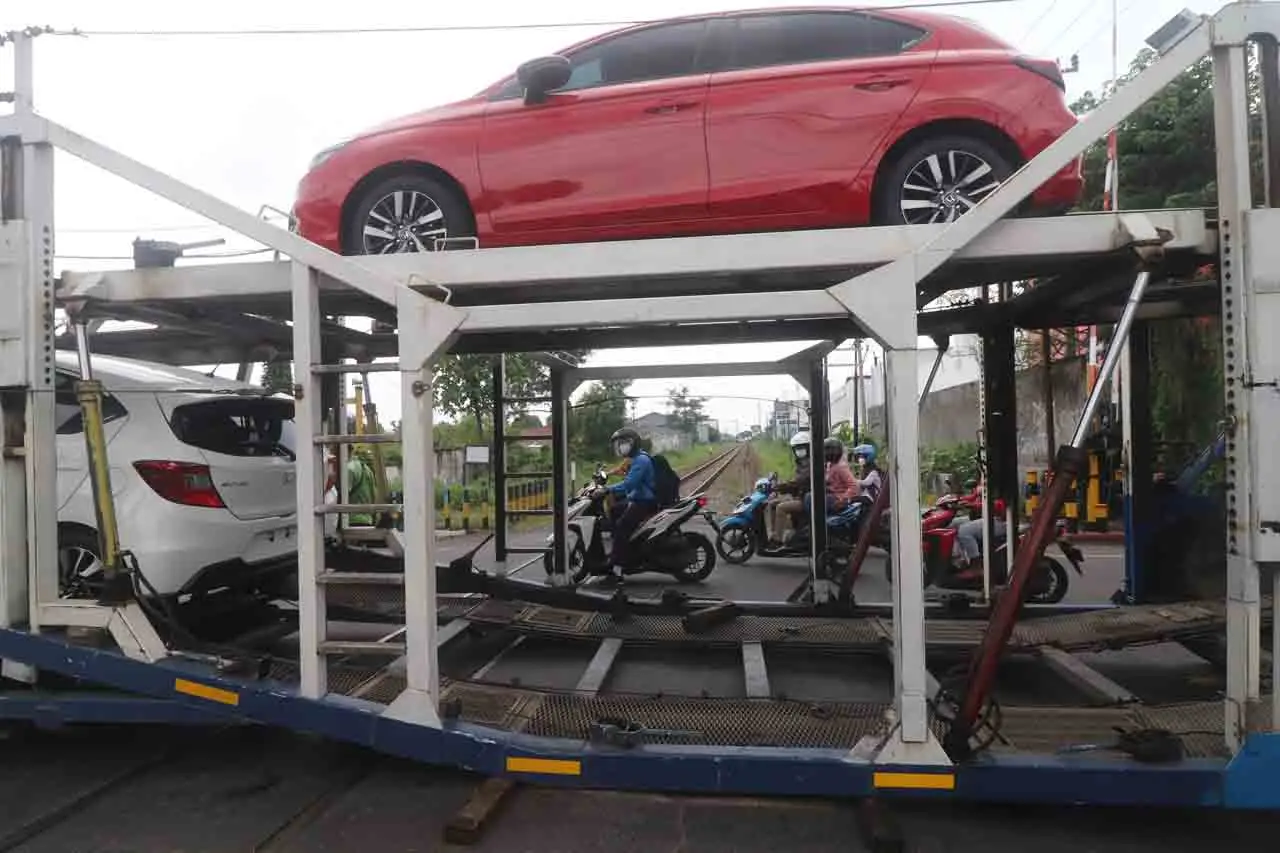 Truk Bermuatan Mobil...