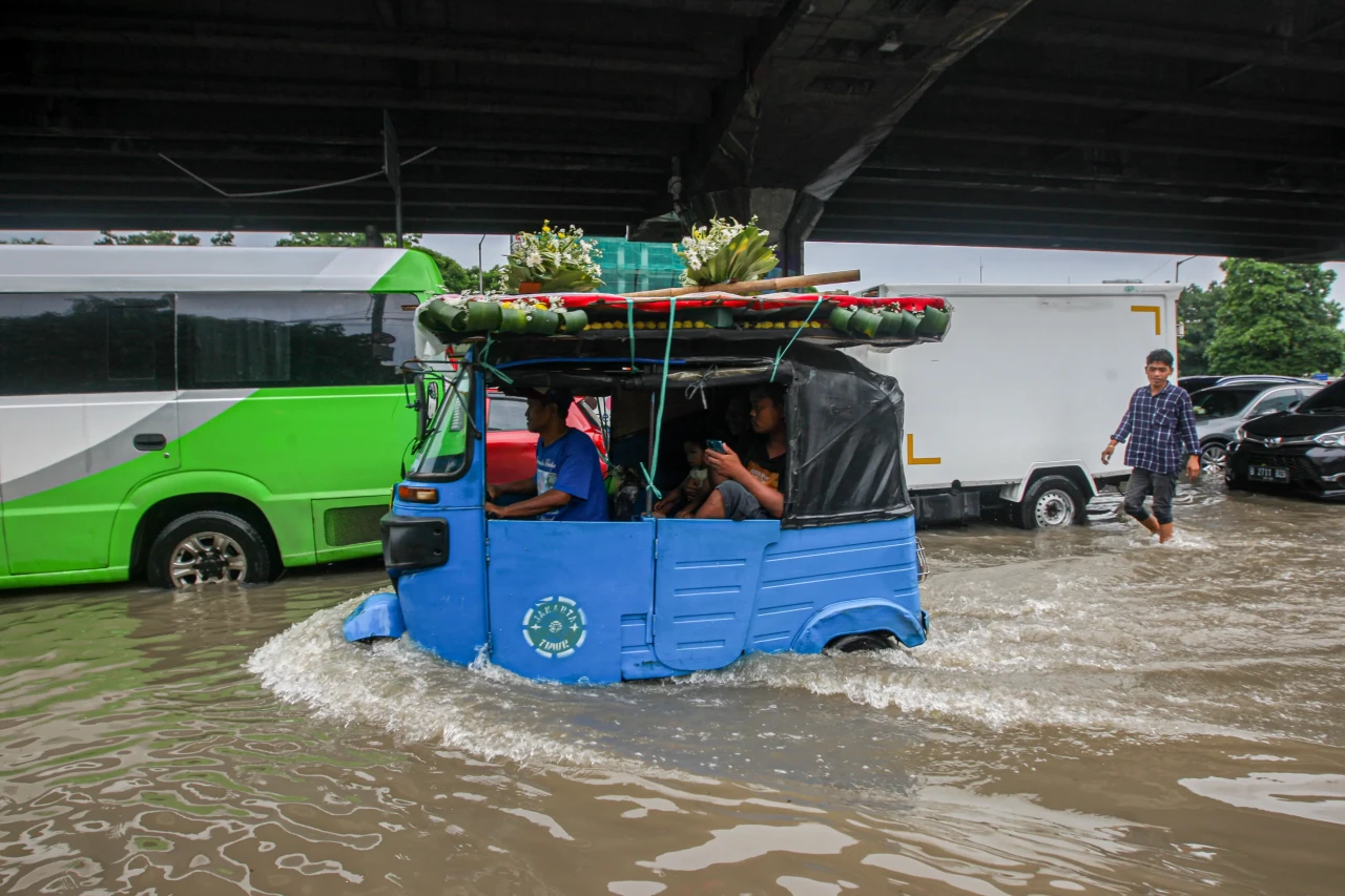 Jakarta Dikepung Banjir,...