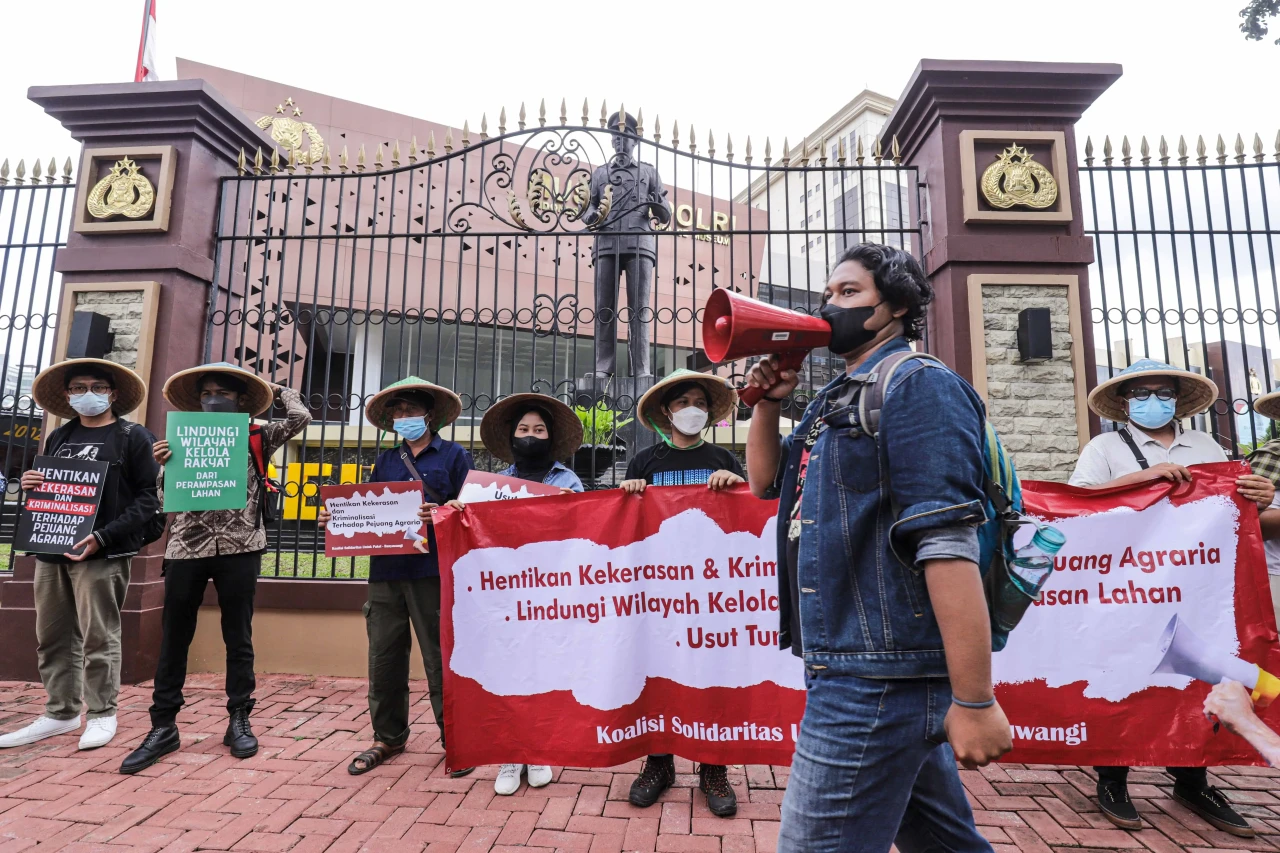 WALHI Gelar Aksi Solidaritas...