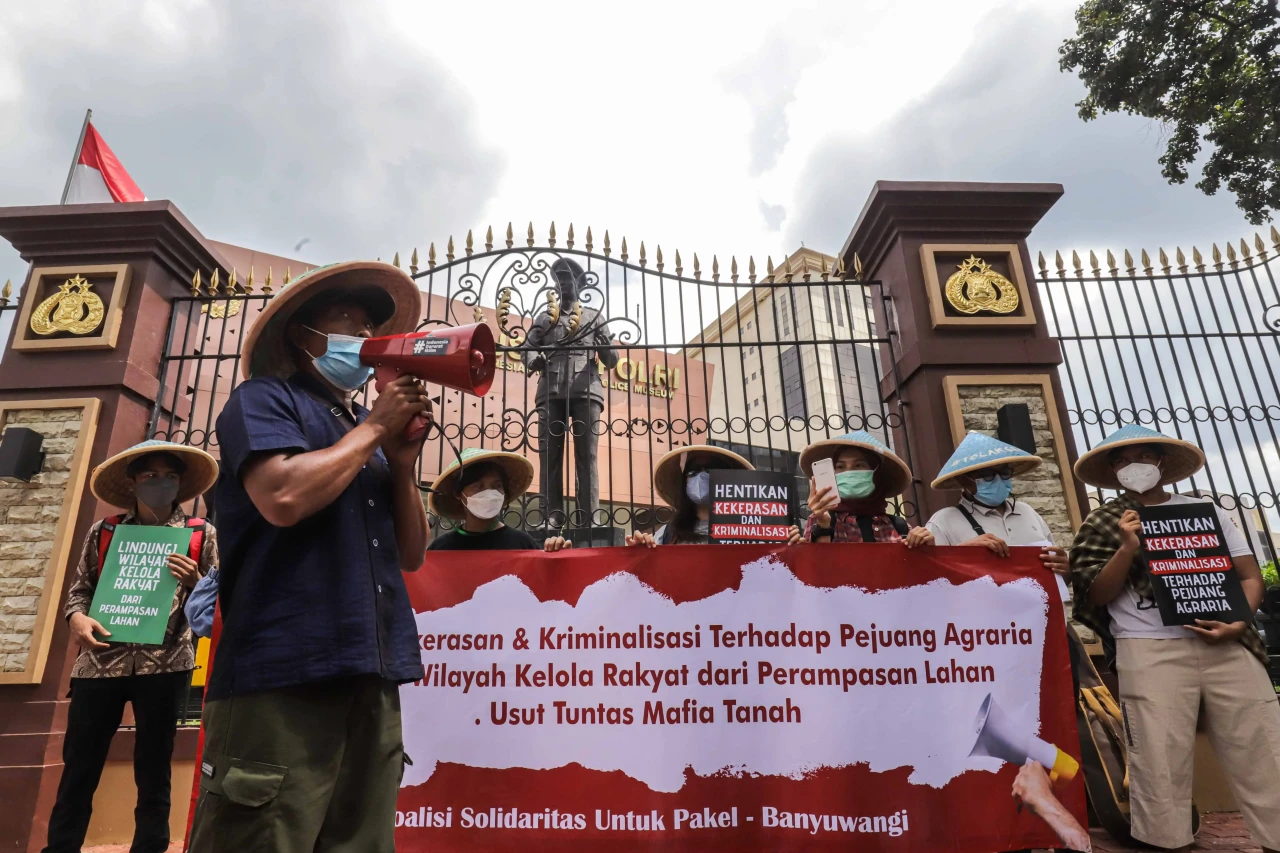 WALHI Gelar Aksi Solidaritas...