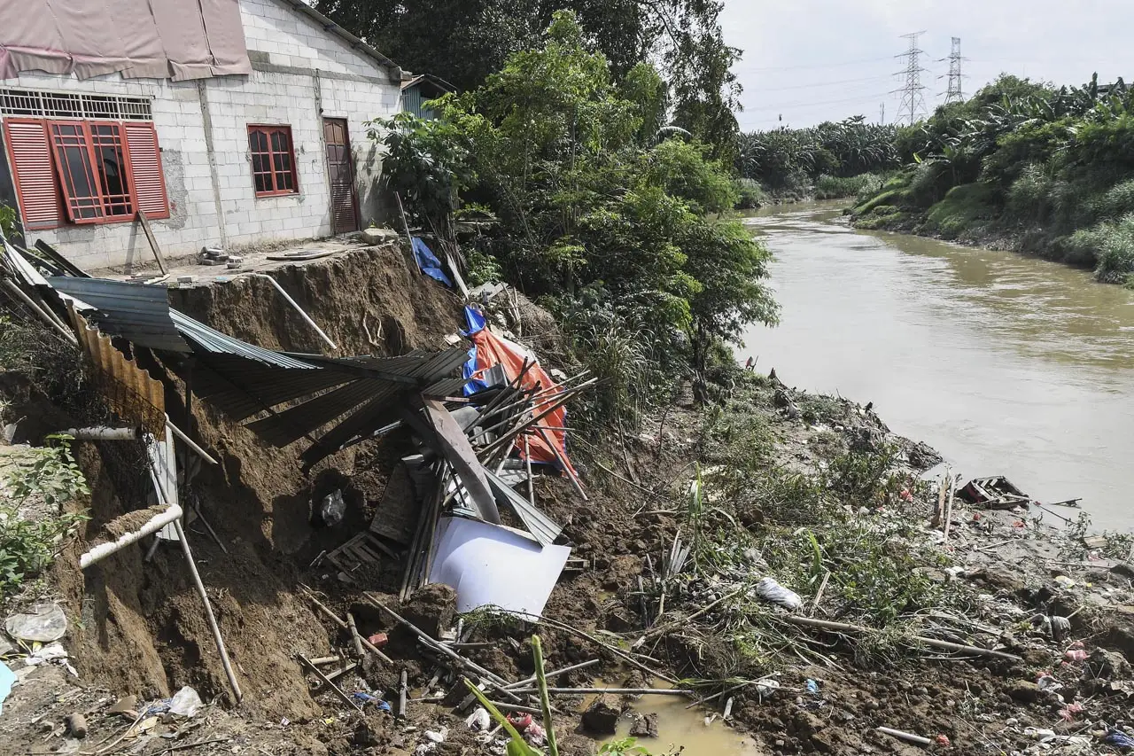 Rumah Amblas di Kampung...