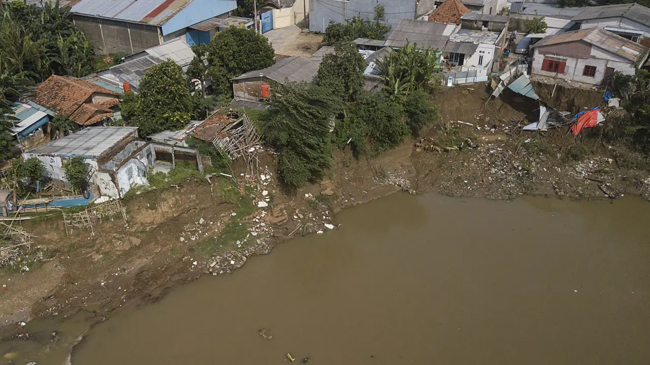Rumah Amblas di Kampung...