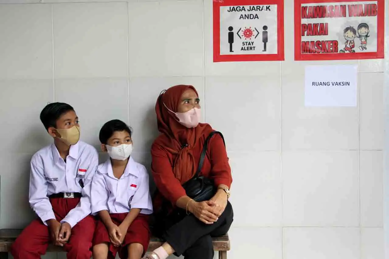 Vaksinasi Covid-19 untuk...