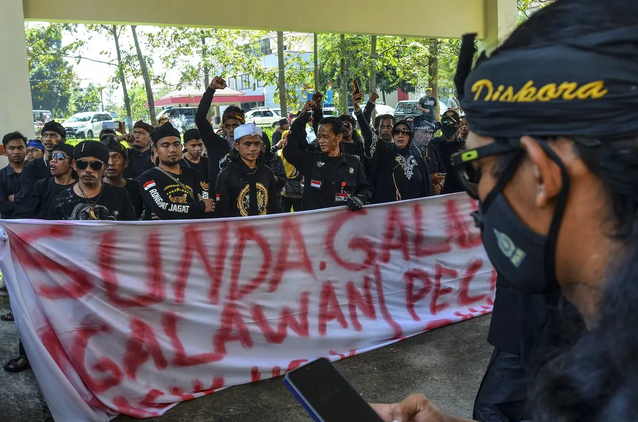 Puluhan Pendekar Unjuk...