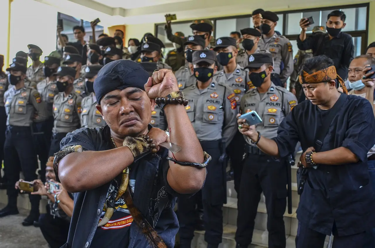 Puluhan Pendekar Unjuk...