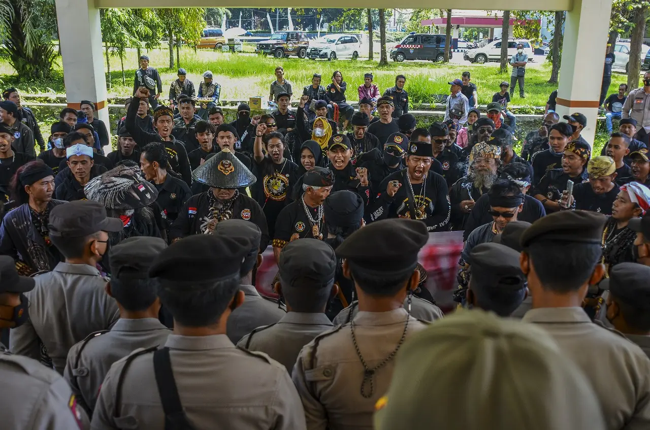 Puluhan Pendekar Unjuk...