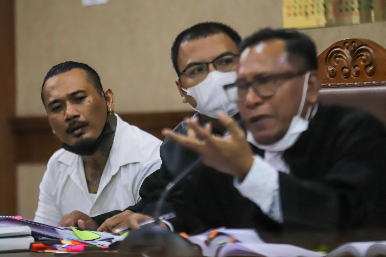 Tampil Klimis di Sidang,...