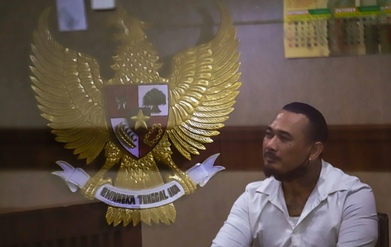 Tampil Klimis di Sidang,...