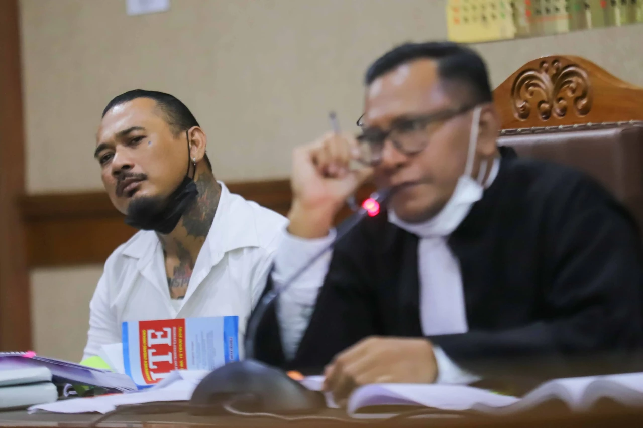 Tampil Klimis di Sidang,...