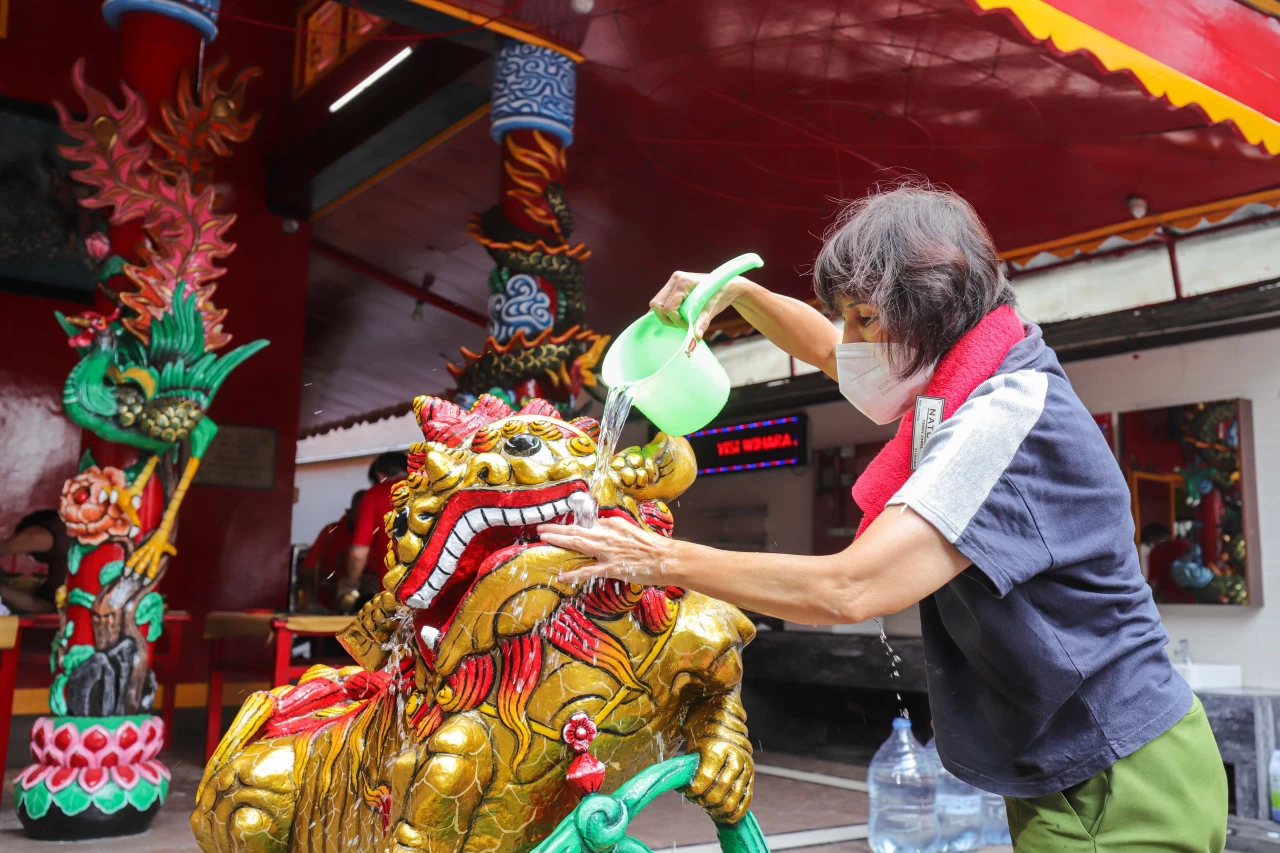 Ritual Cuci Patung di...