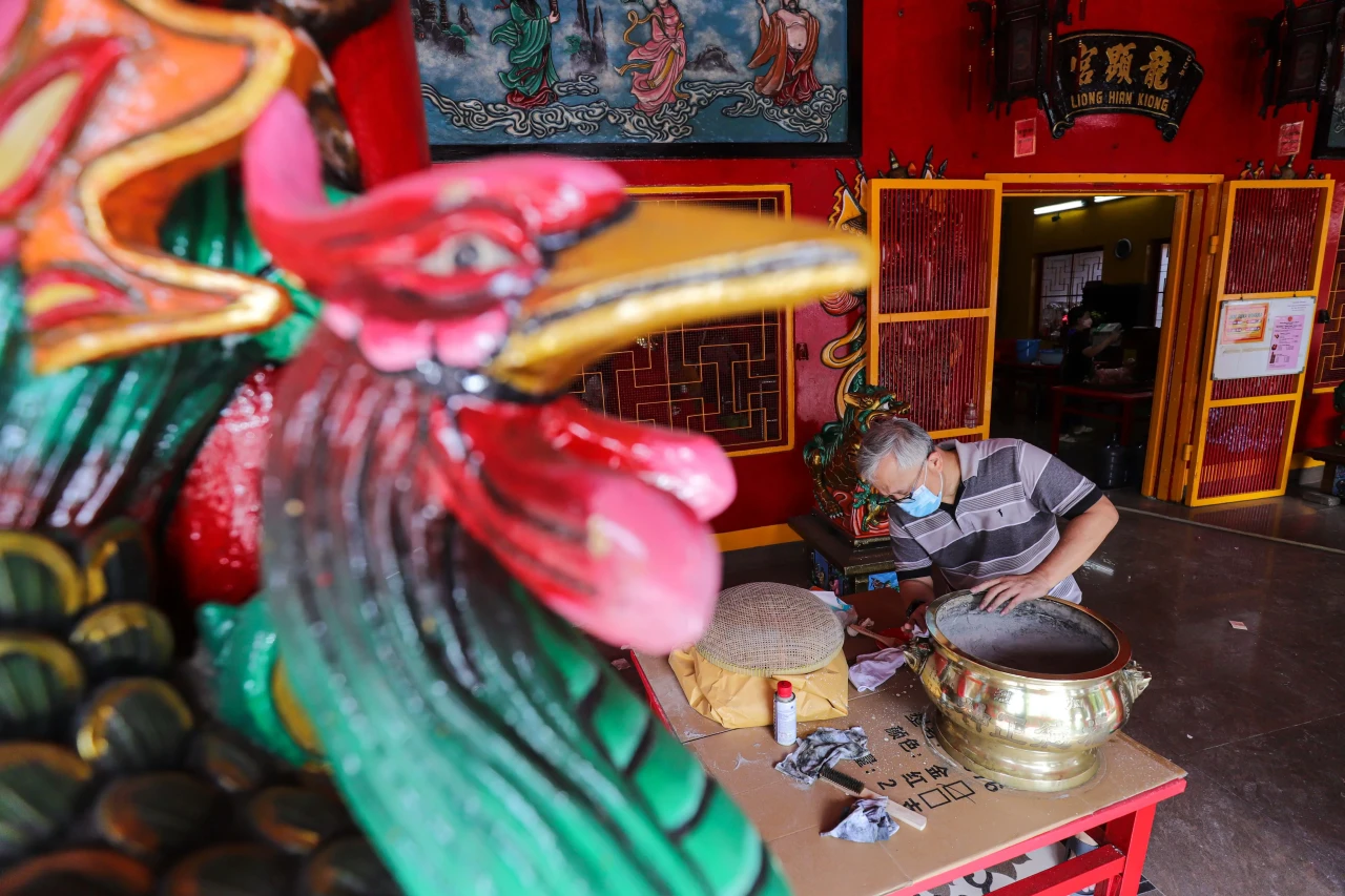 Ritual Cuci Patung di...