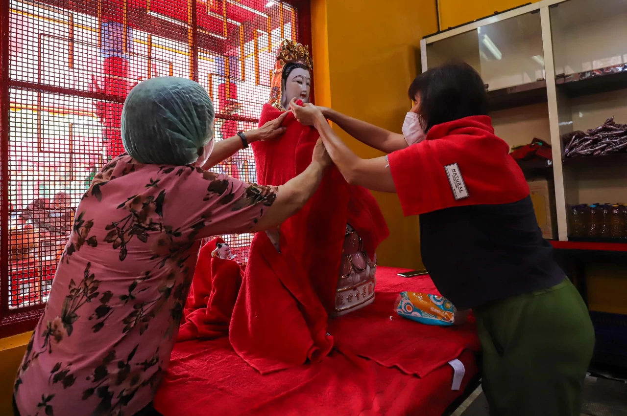 Ritual Cuci Patung di...