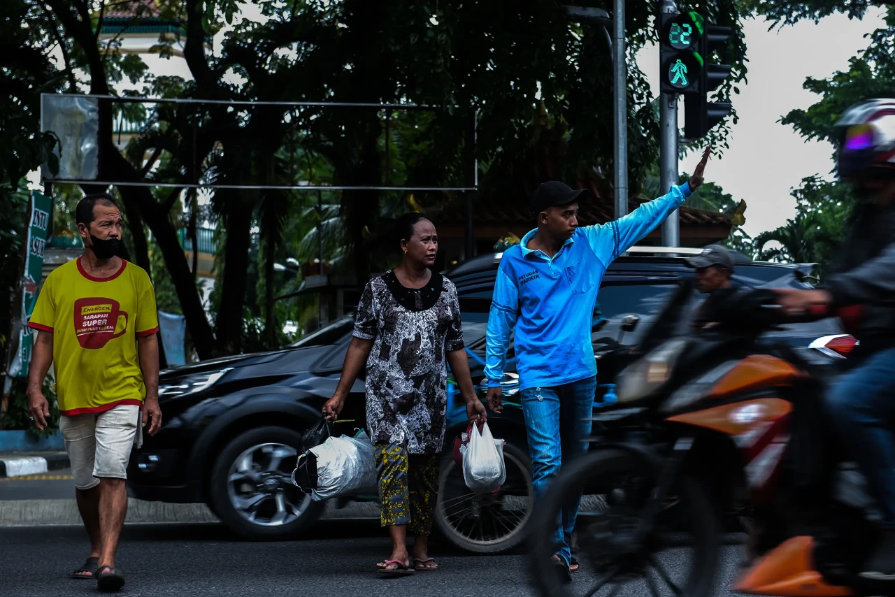 Fasilitas Lampu Penyeberangan...
