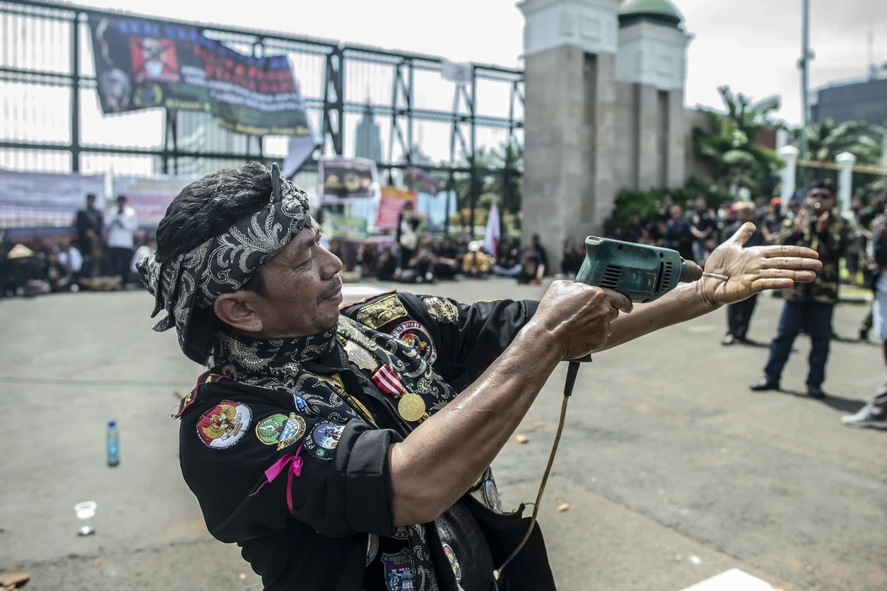 Tuntut Arteria Dahlan...