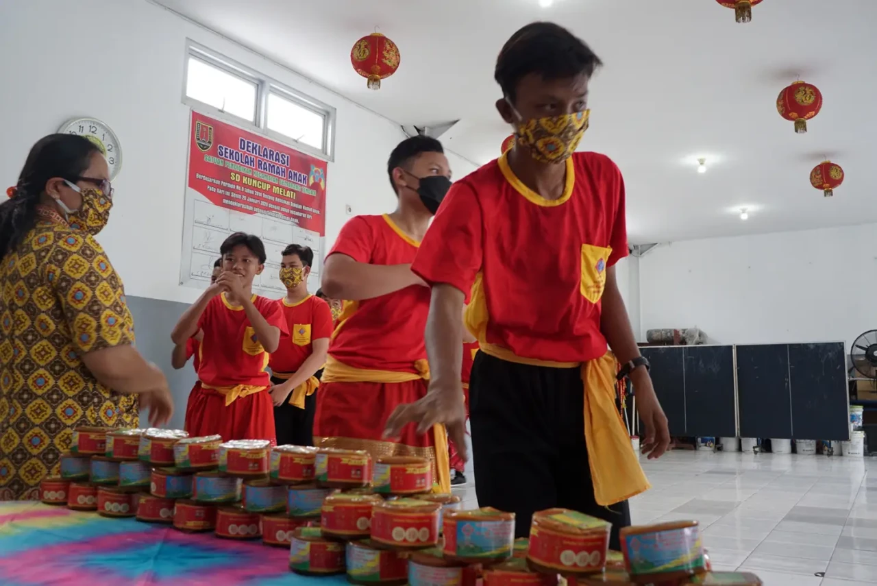 Jaga Tradisi Imlek,...