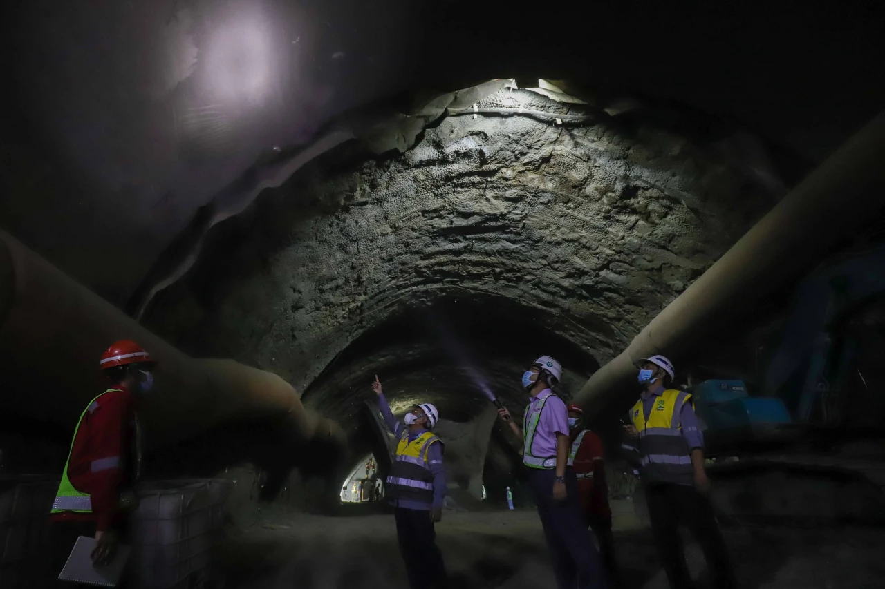 Menyusuri Proyek Jalur...
