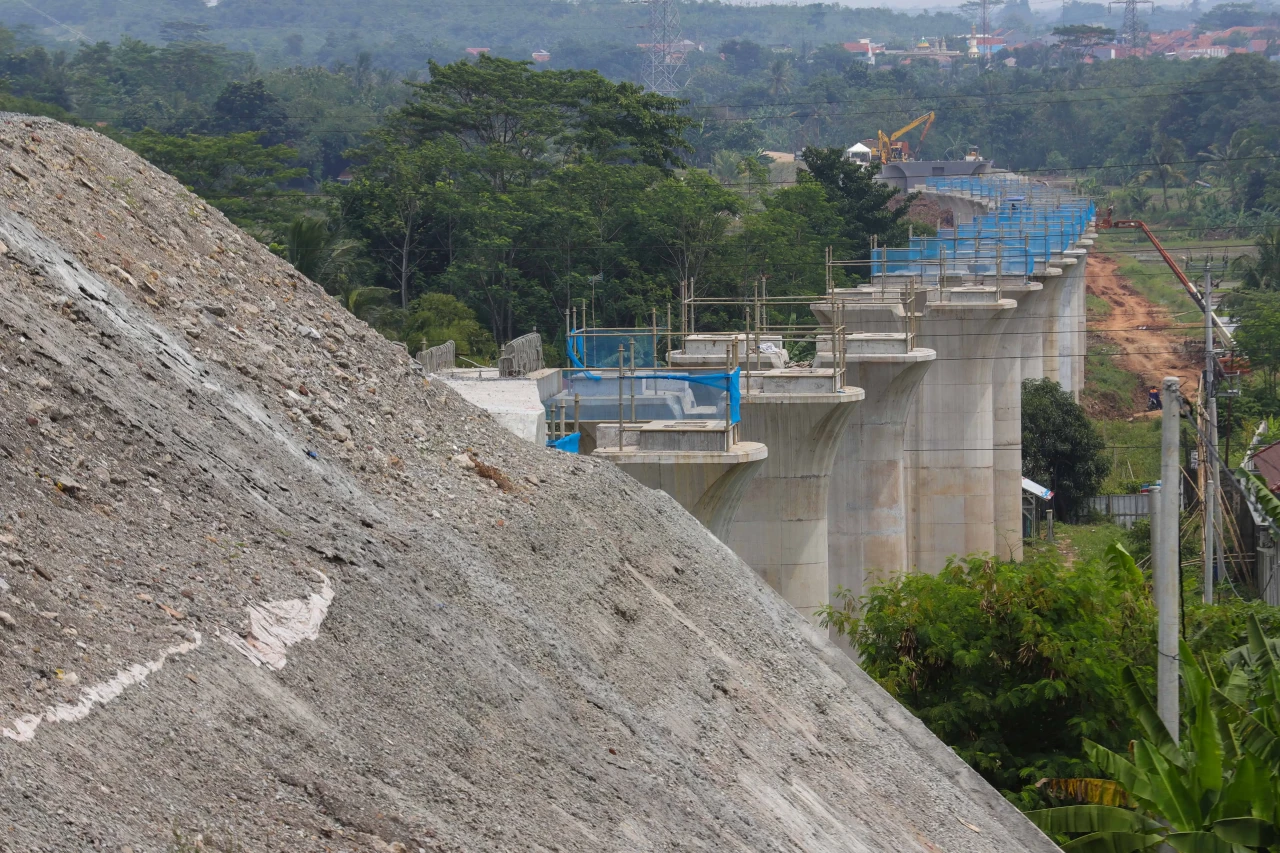 Menyusuri Proyek Jalur...