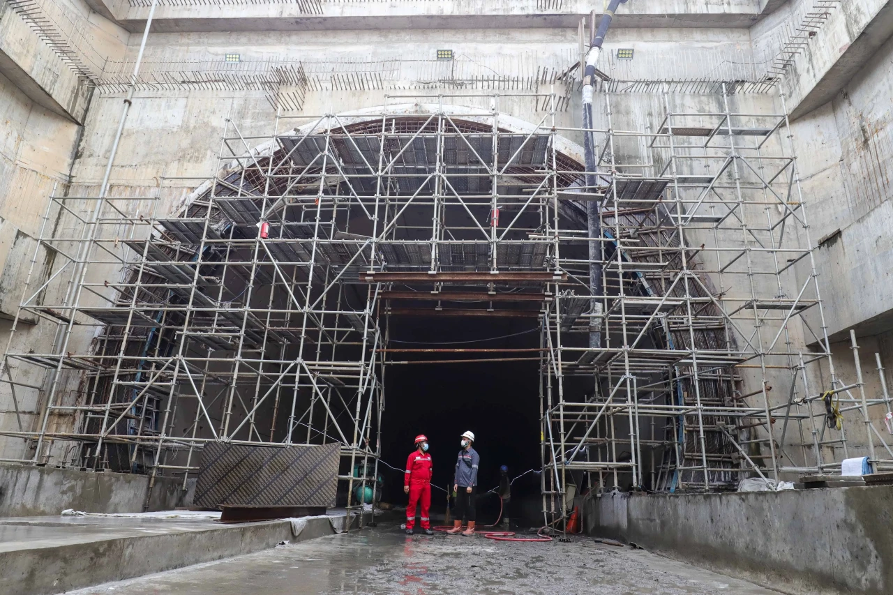 Menyusuri Proyek Jalur...