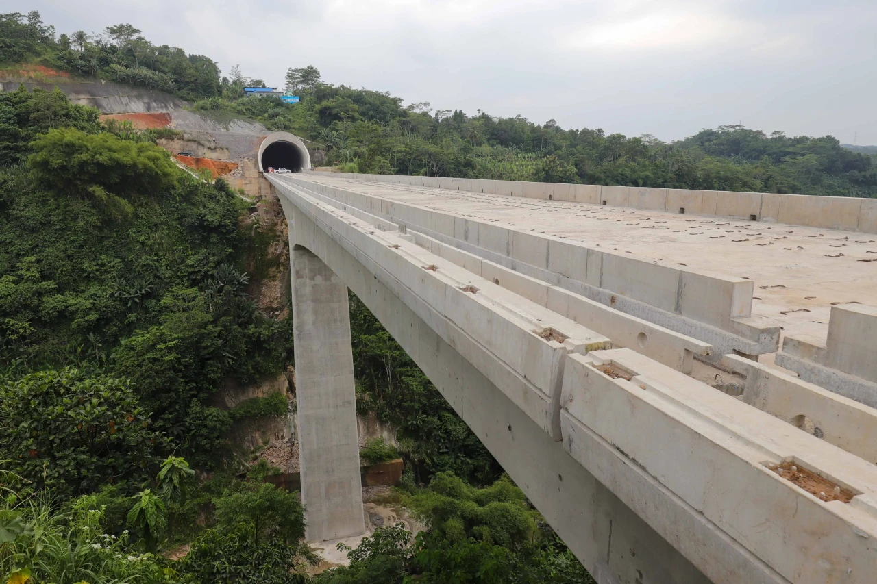 Menyusuri Proyek Jalur...