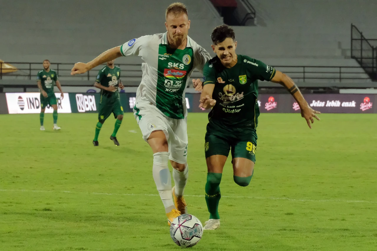 Persebaya Surabaya Taklukkan...