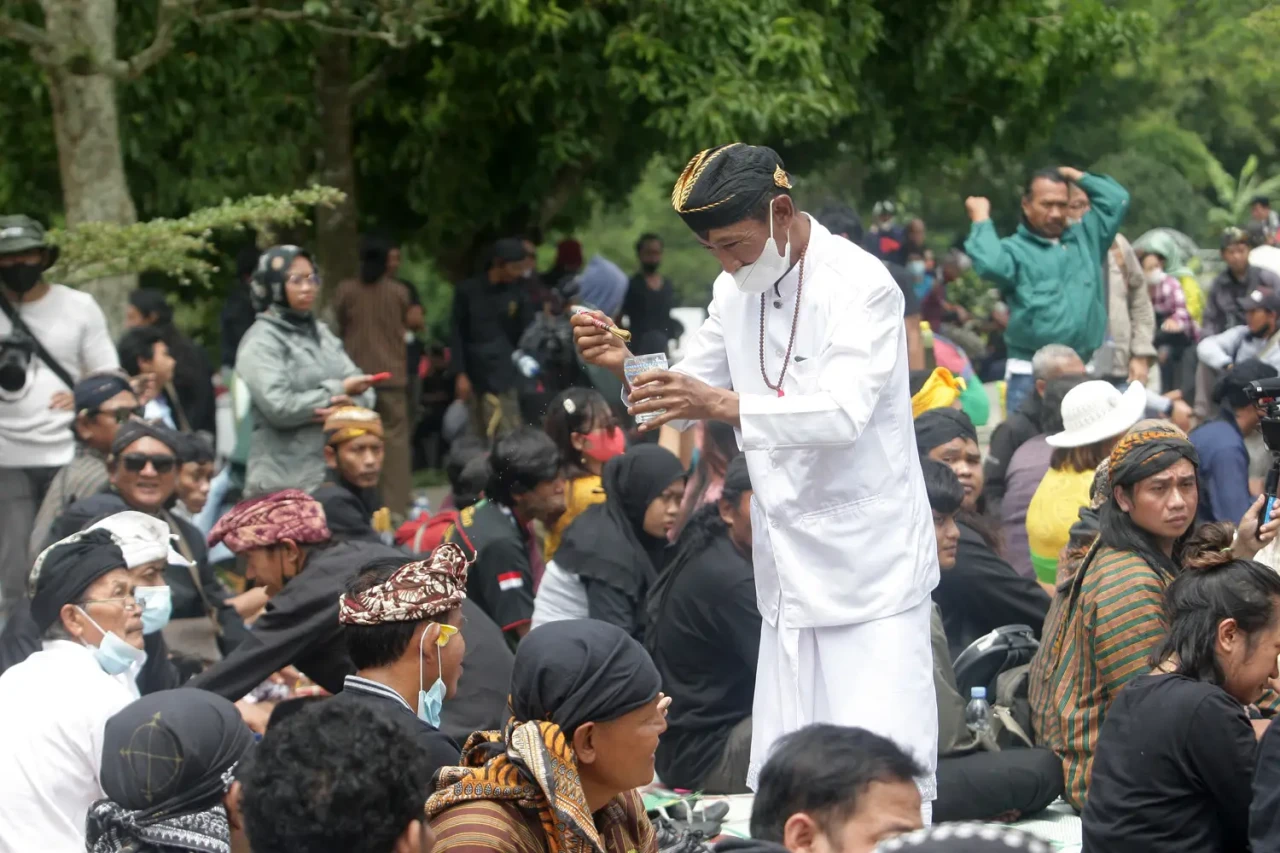 Ritual 1.000 Sajen dan...