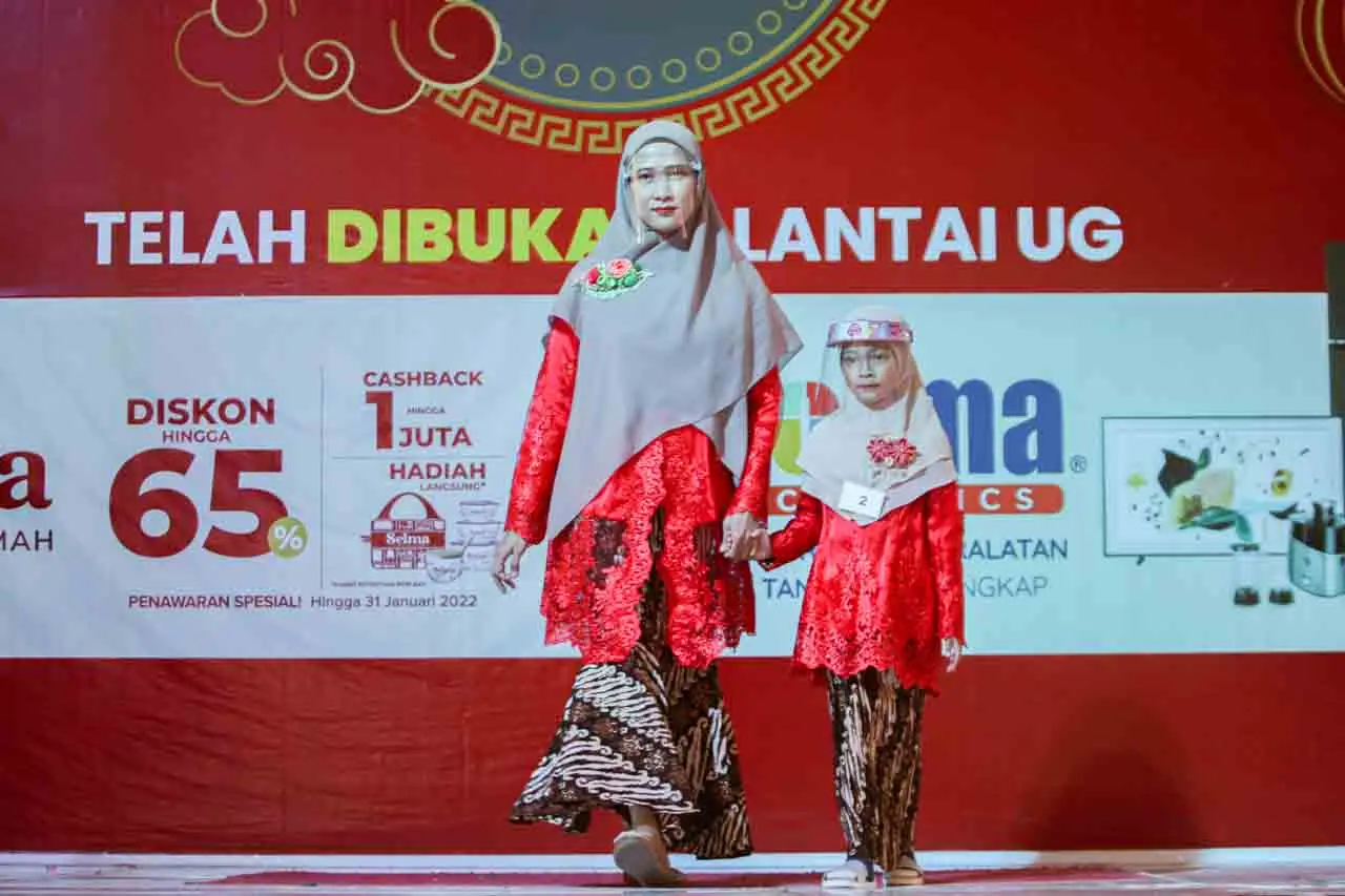 Fashion Show Ibu dan...