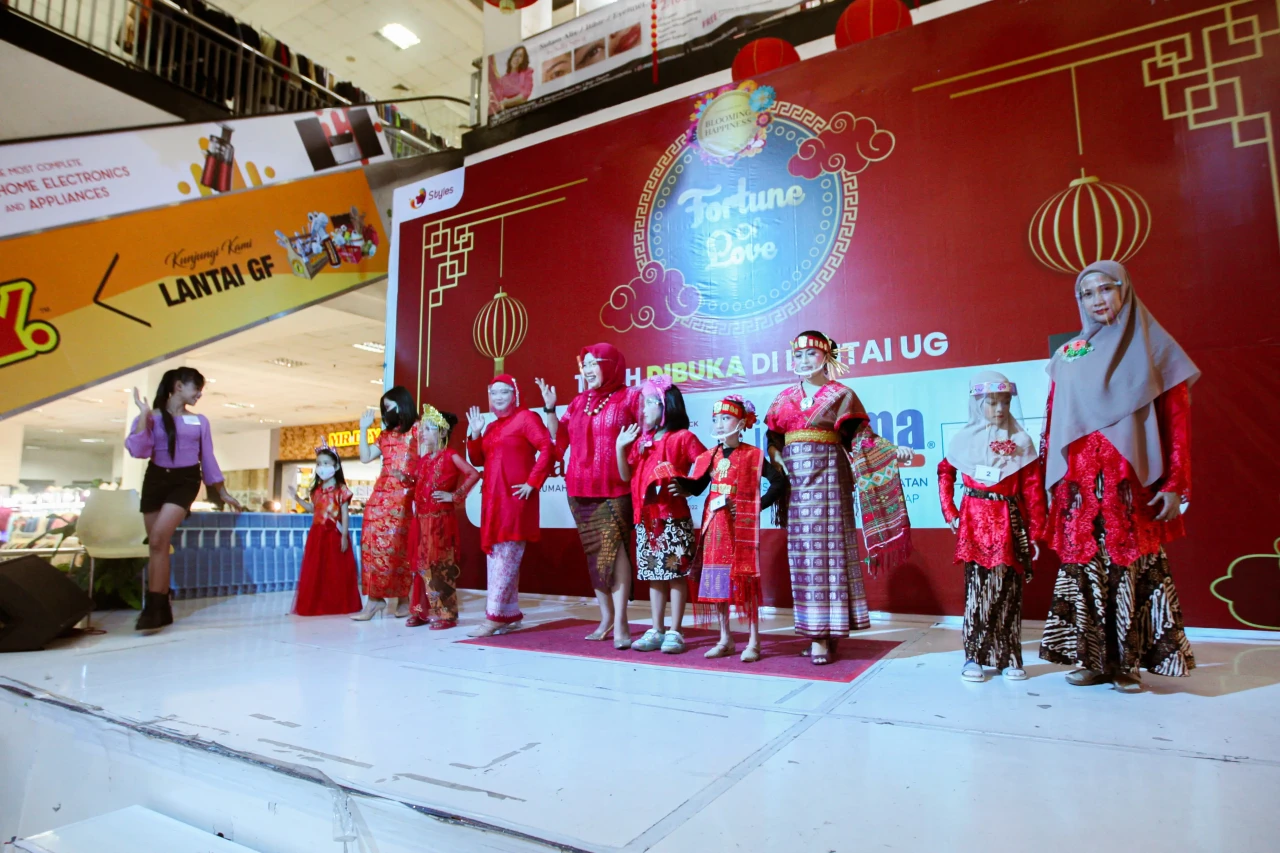 Fashion Show Ibu dan...