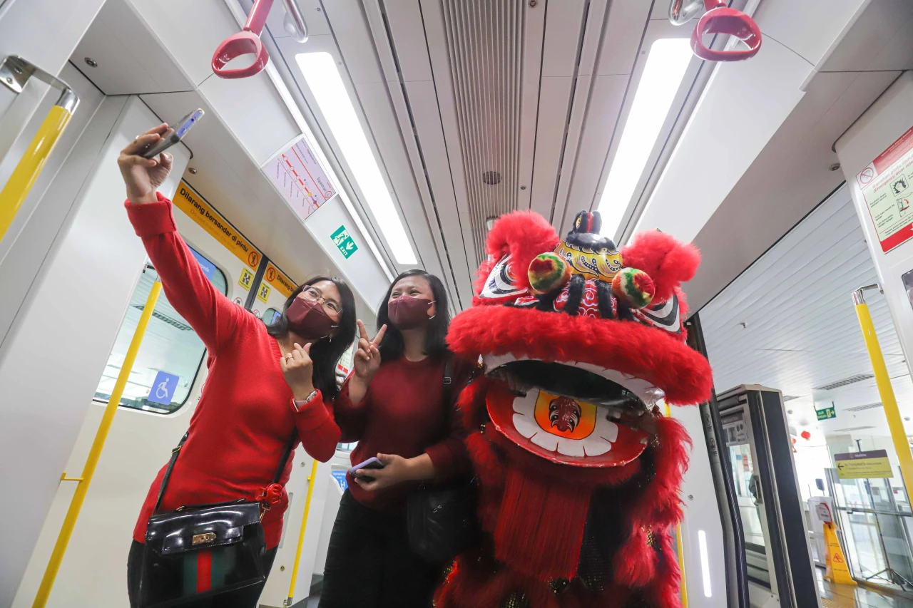Atraksi Barongsai Hibur...