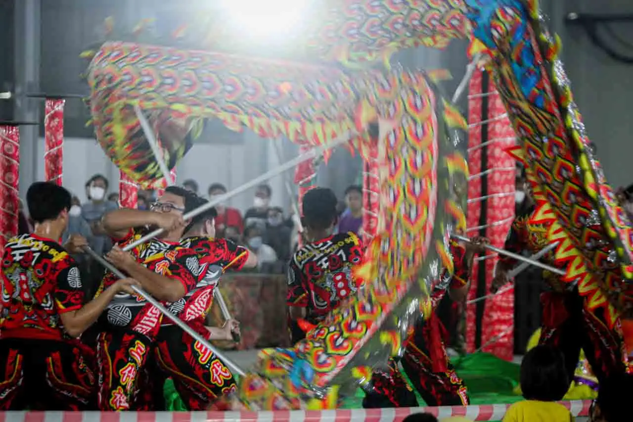 Melihat Atraksi Barongsai...