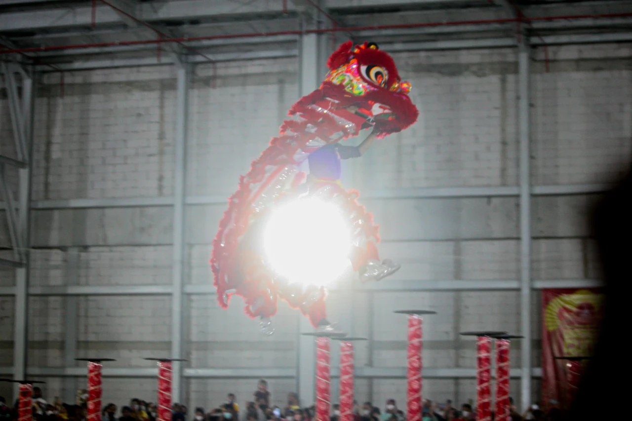Melihat Atraksi Barongsai...
