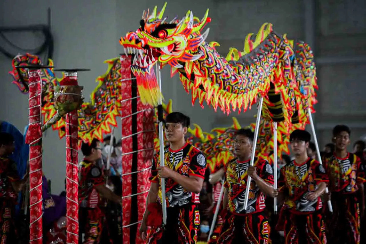 Melihat Atraksi Barongsai...