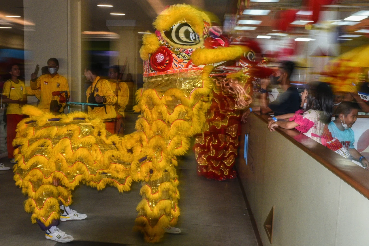 Barongsai Meriahkan...