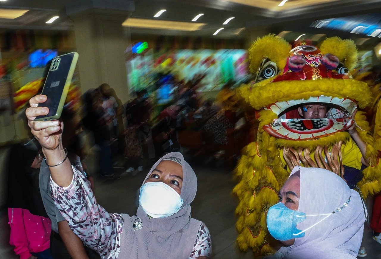 Barongsai Meriahkan...