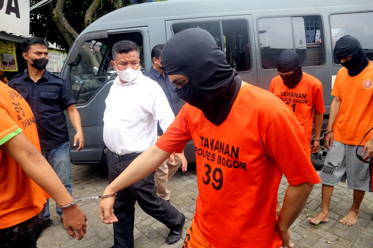 Bak Ayam Sakit, Empat...