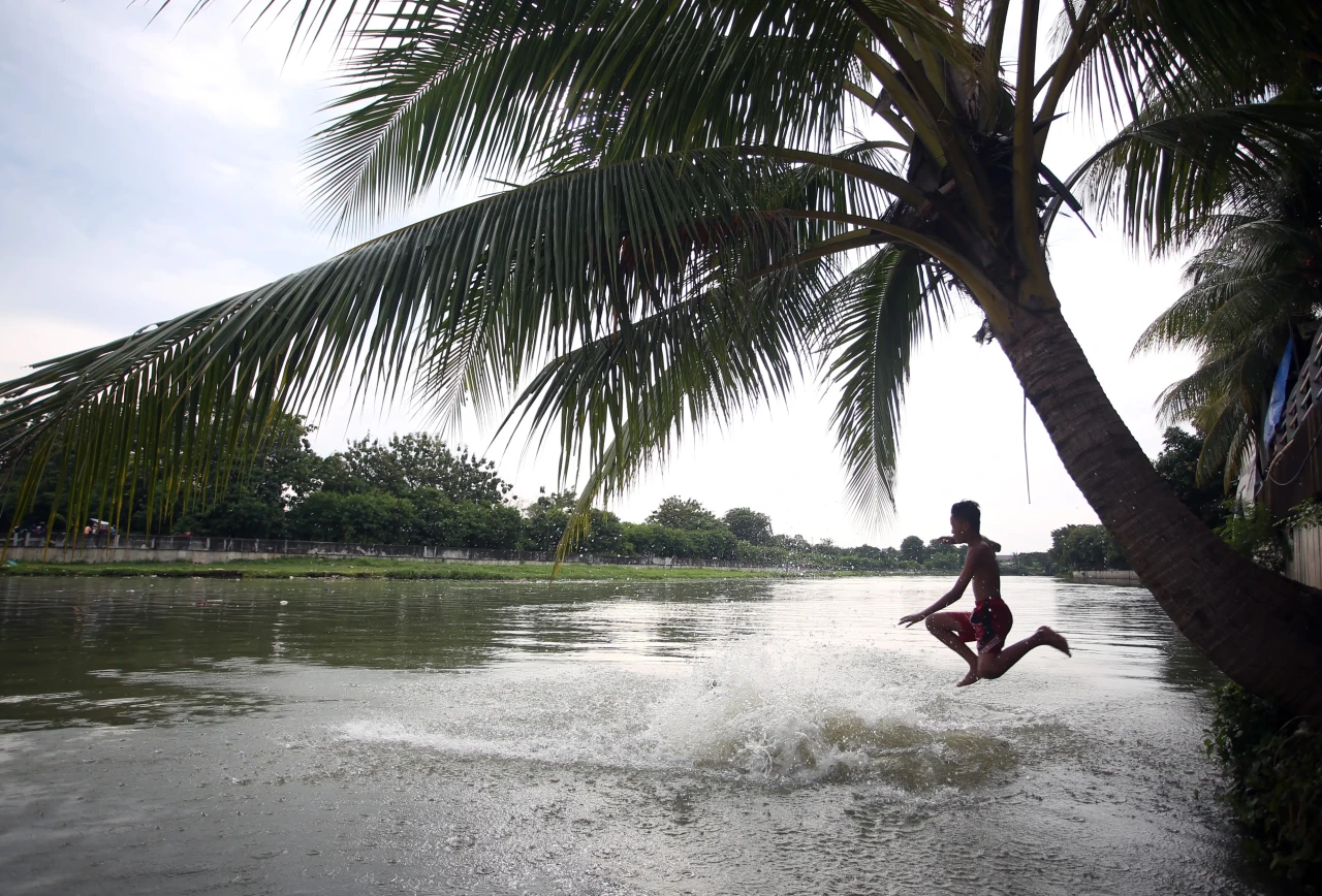 Serunya Berenang di...
