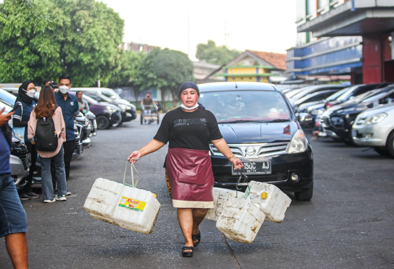 Bawa Jerigen Ukuran...