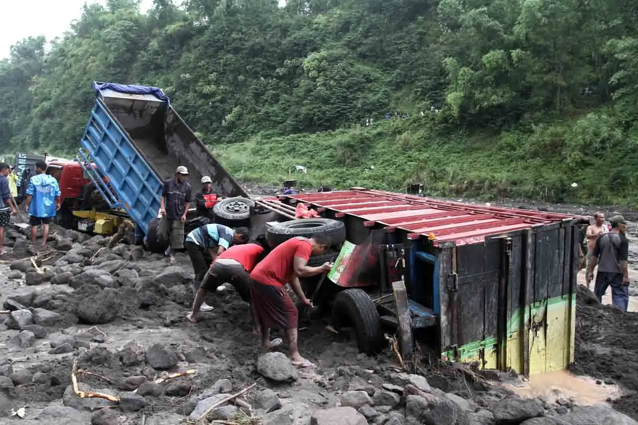 Puluhan Truk Terjebak...