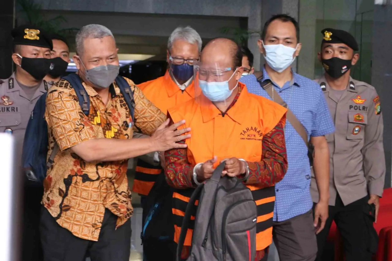 Isnu Edhi Wijaya dan...