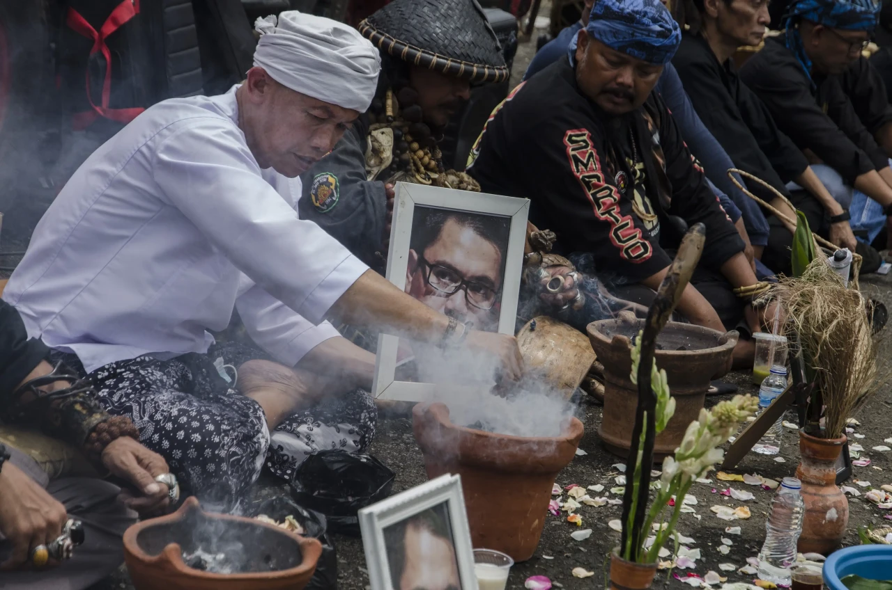 Aksi Ruwatan untuk Arteria...