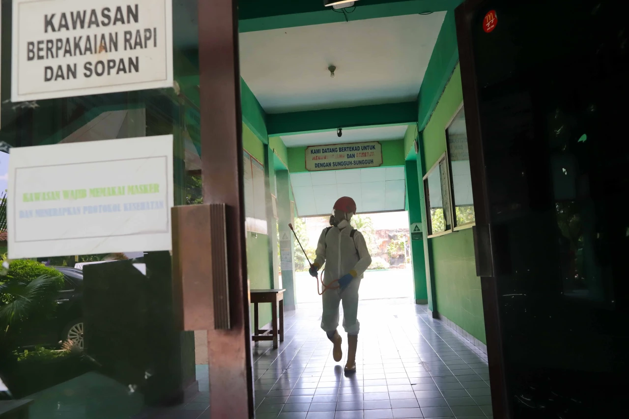 Penyemprotan Disinfektan...