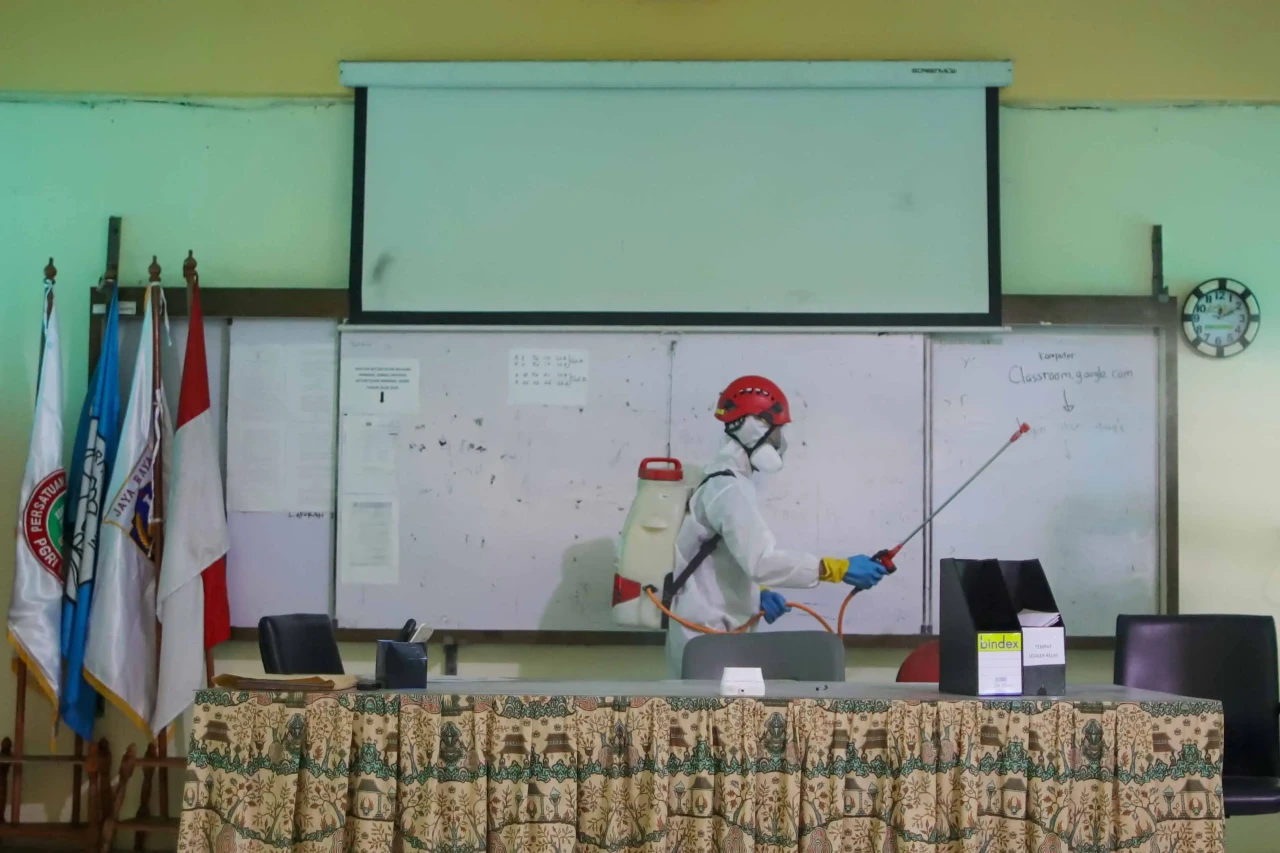 Penyemprotan Disinfektan...