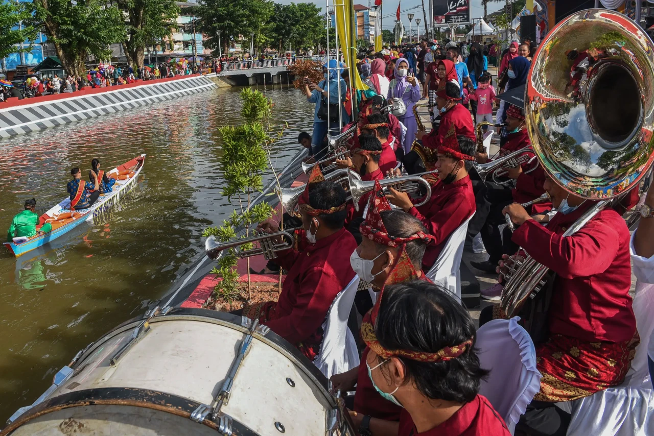 Kemeriahan Festival...