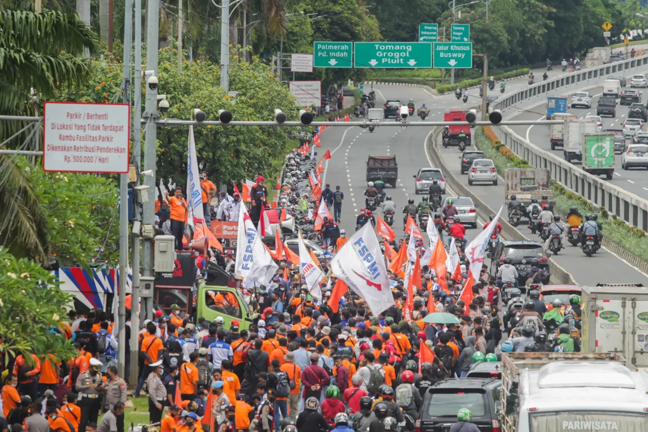 Buruh Kembali Gelar...