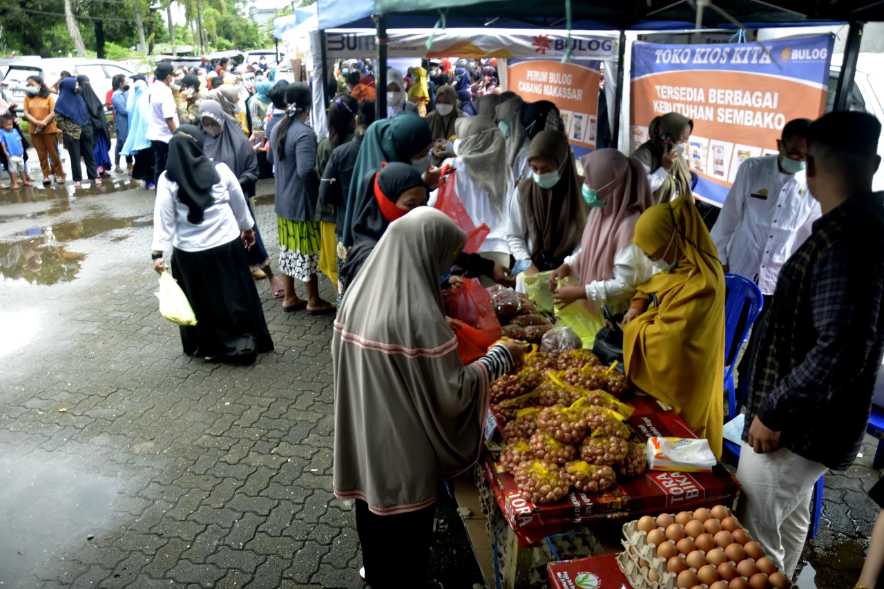 Warga Gowa Serbu Pasar...