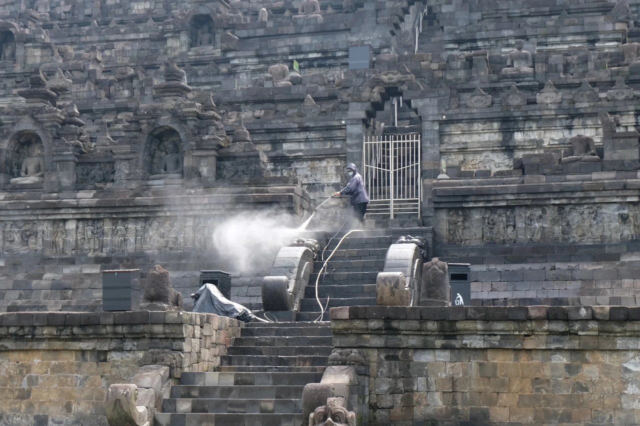 Perawatan Rutin Candi...