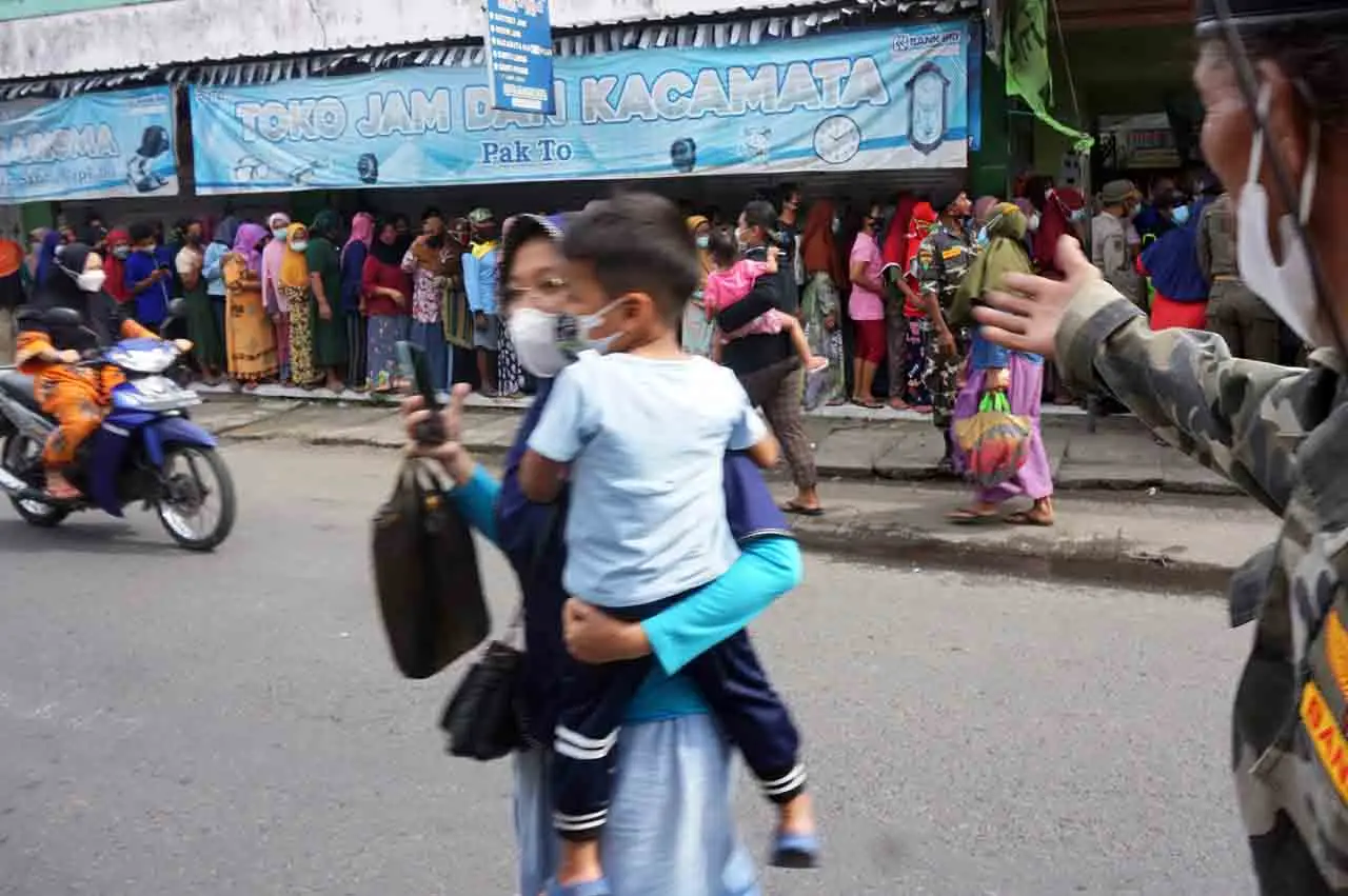 Warga Serbu Operasi...